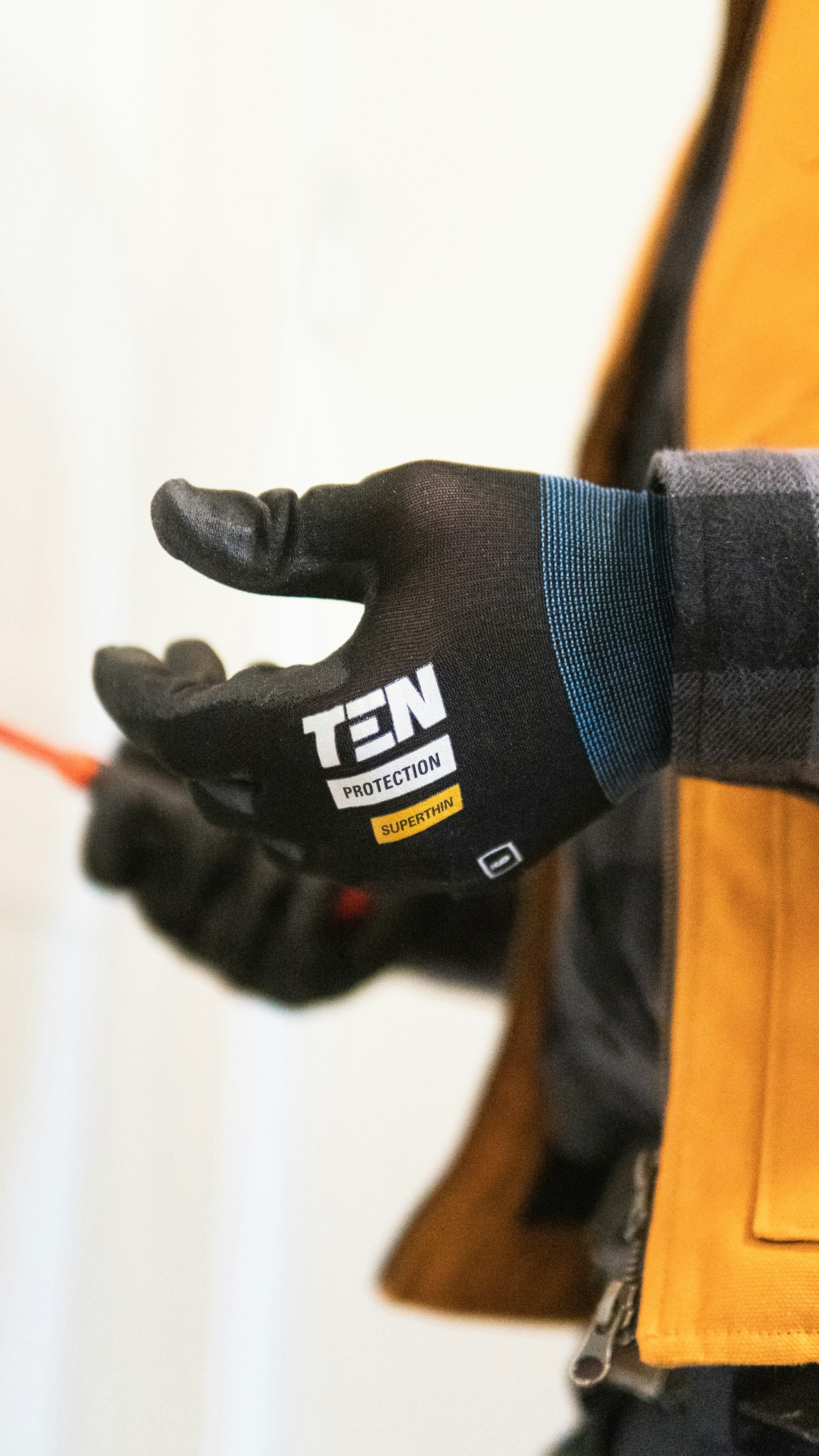 Main équipée d'un gant de protection — apprenti électricien et port des EPI