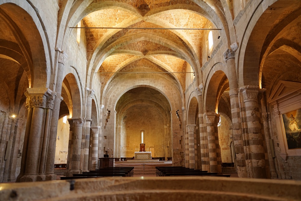 高いアーチ型の天井と柱のある大きな大聖堂