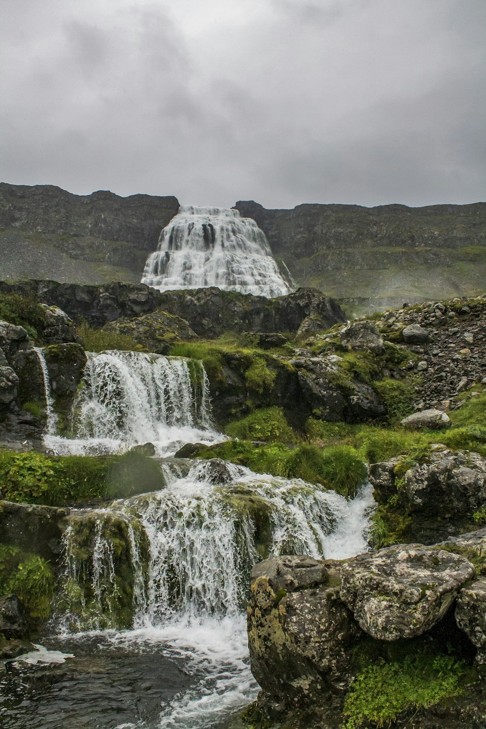 une petite cascade au milieu d’une zone rocheuse