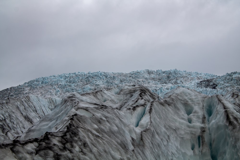 Un glaciar muy grande con una gran cantidad de hielo en él