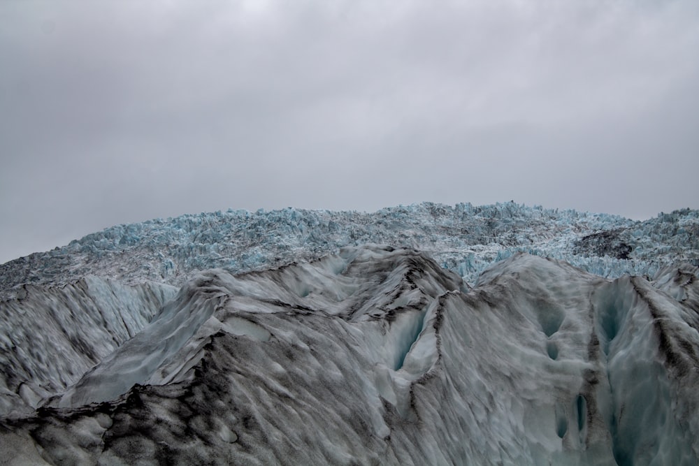 非常に大量の氷が乗った非常に大きな氷河