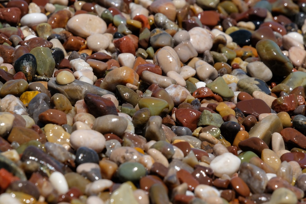 a close up of a bunch of rocks