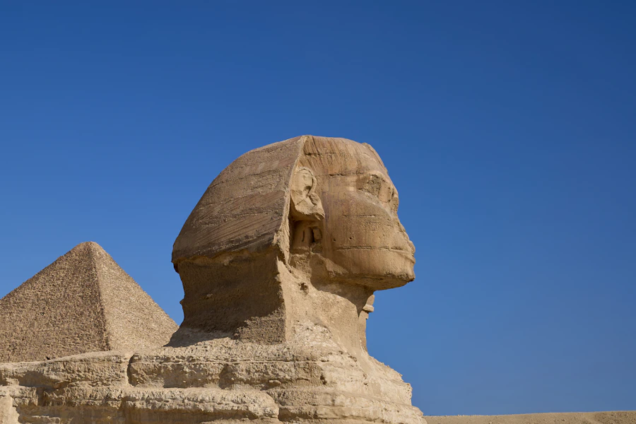 La Gran Esfinge frente a la pirámide de Keops, en Giza