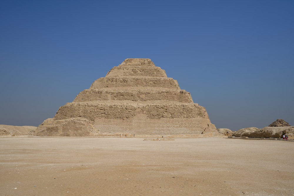 Eine große Pyramide mitten in einer Wüste