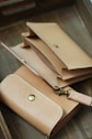 portefeuilles, porte monnaie, porte cartes, sacoche pour téléphone portable à petits prix.