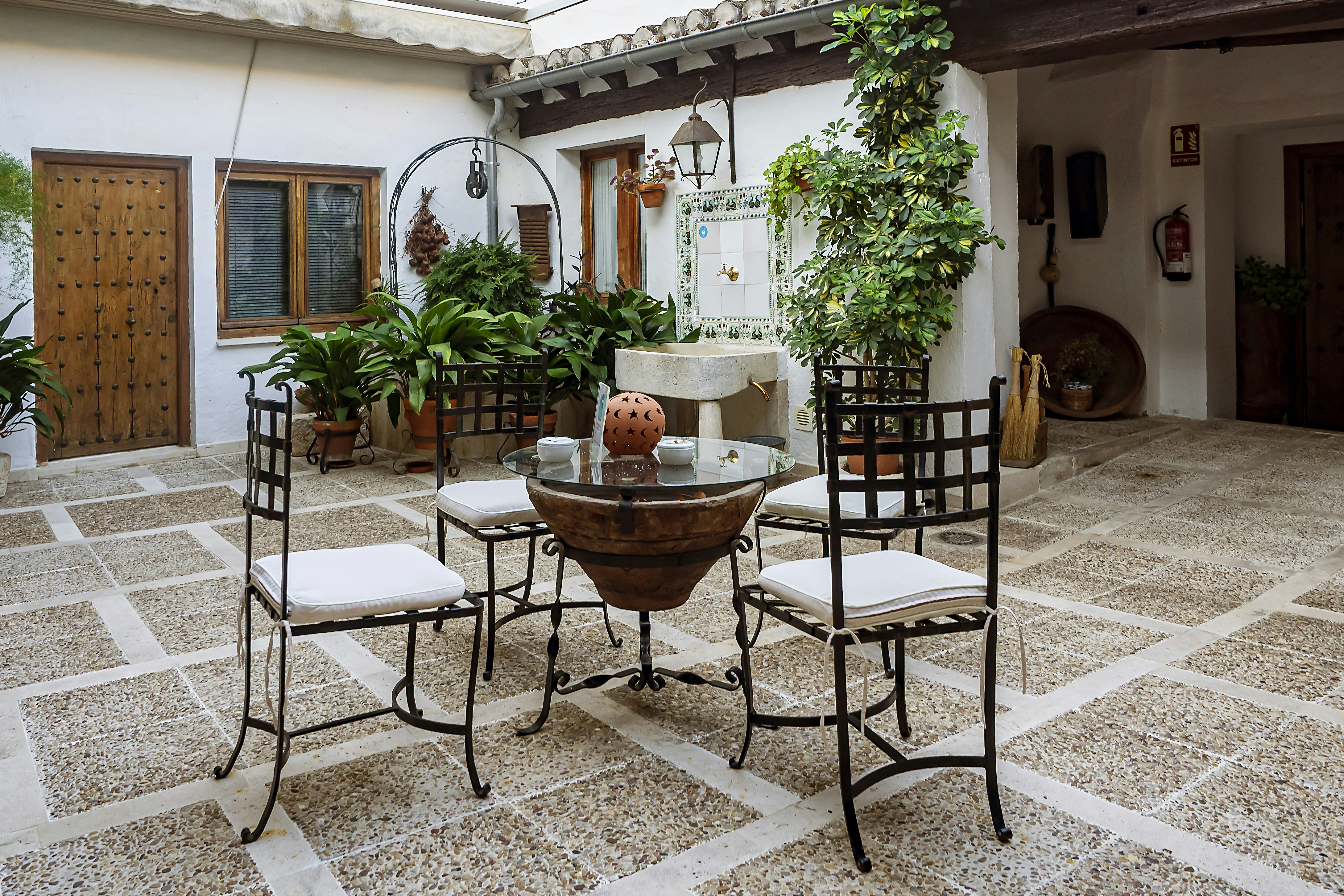Natural stone patio with comfortable seating area - Hardscape design ideas