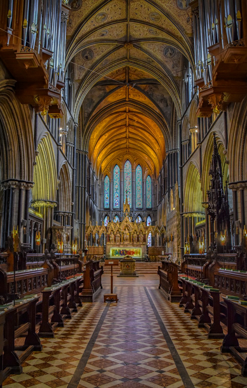 una catedral con piso a cuadros y bancos