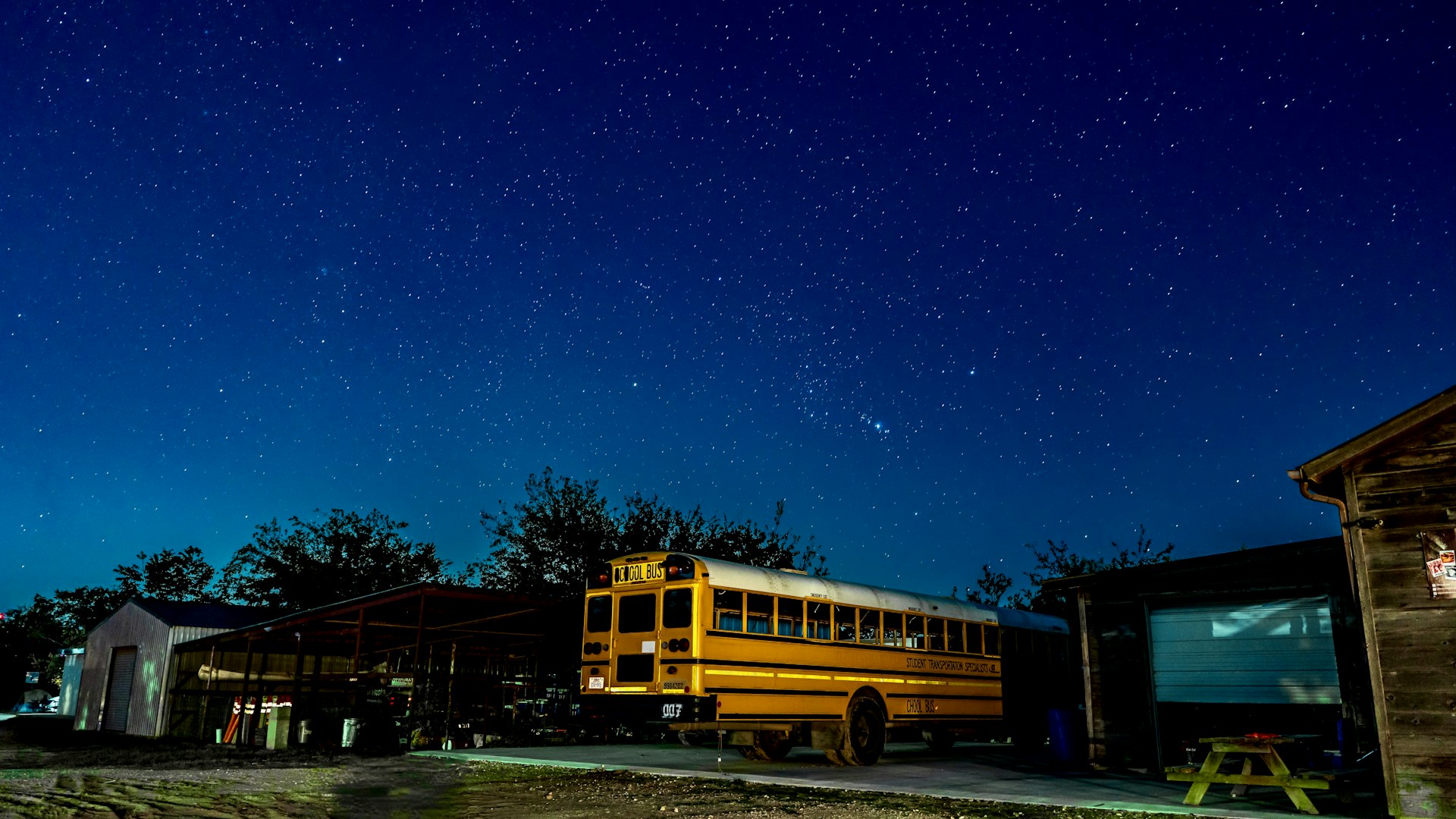 gray computer monitor