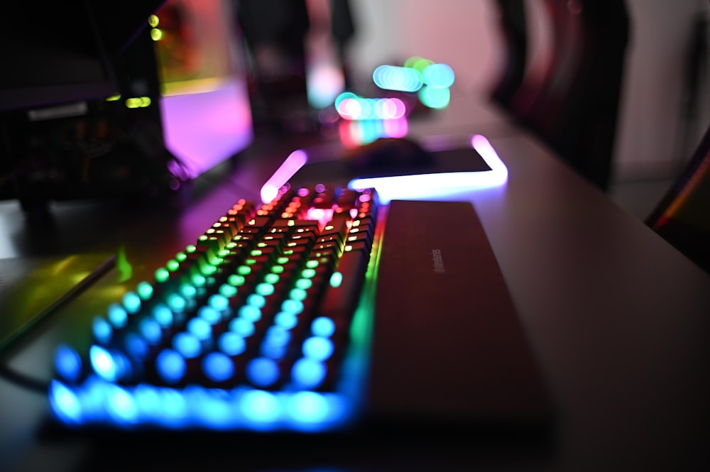 Un primer plano del teclado de una computadora con luces de colores