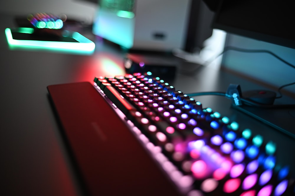 un teclado de computadora sentado encima de un escritorio