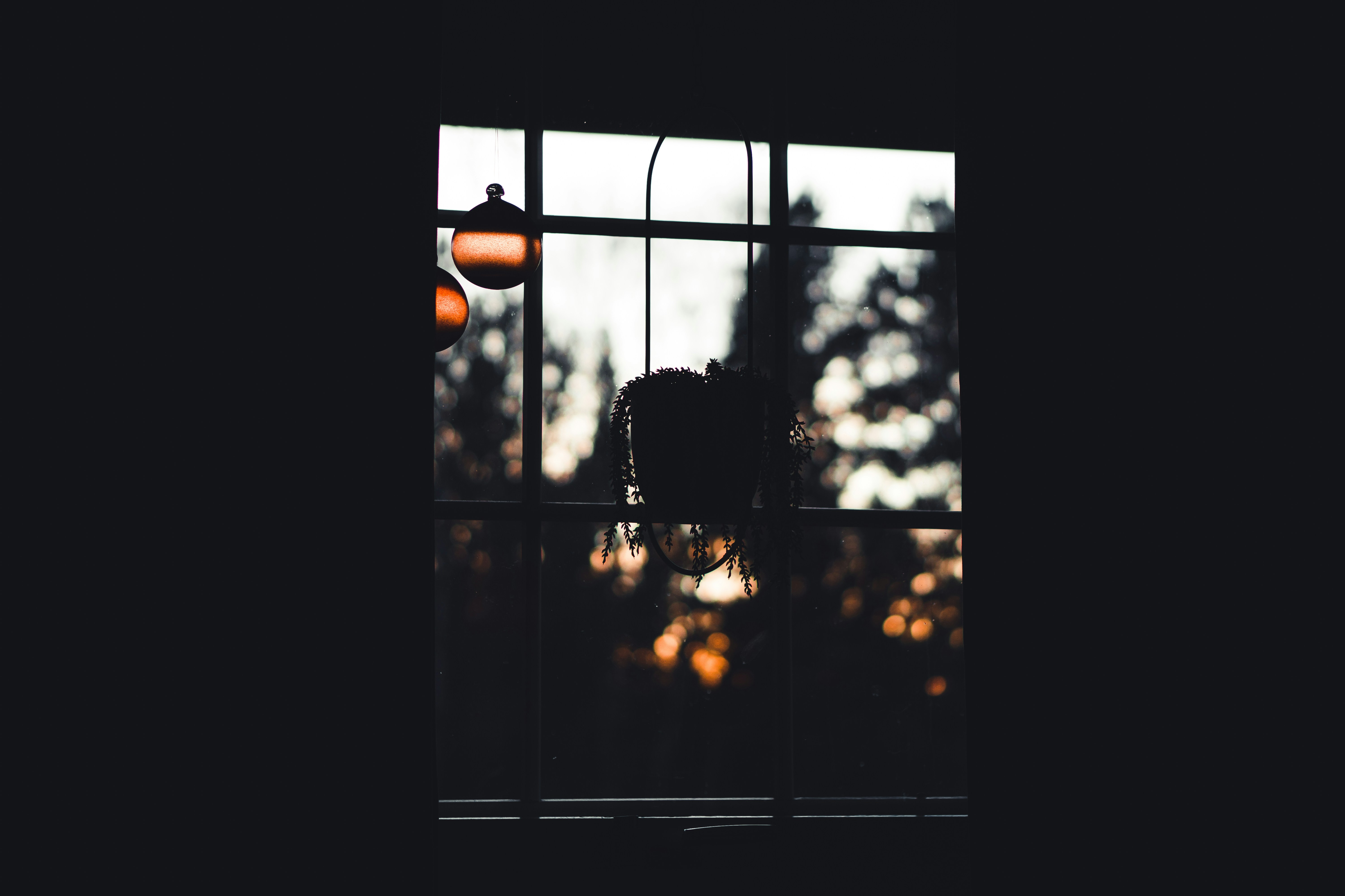 ein Fenster, in dem sich einige Lichter befinden