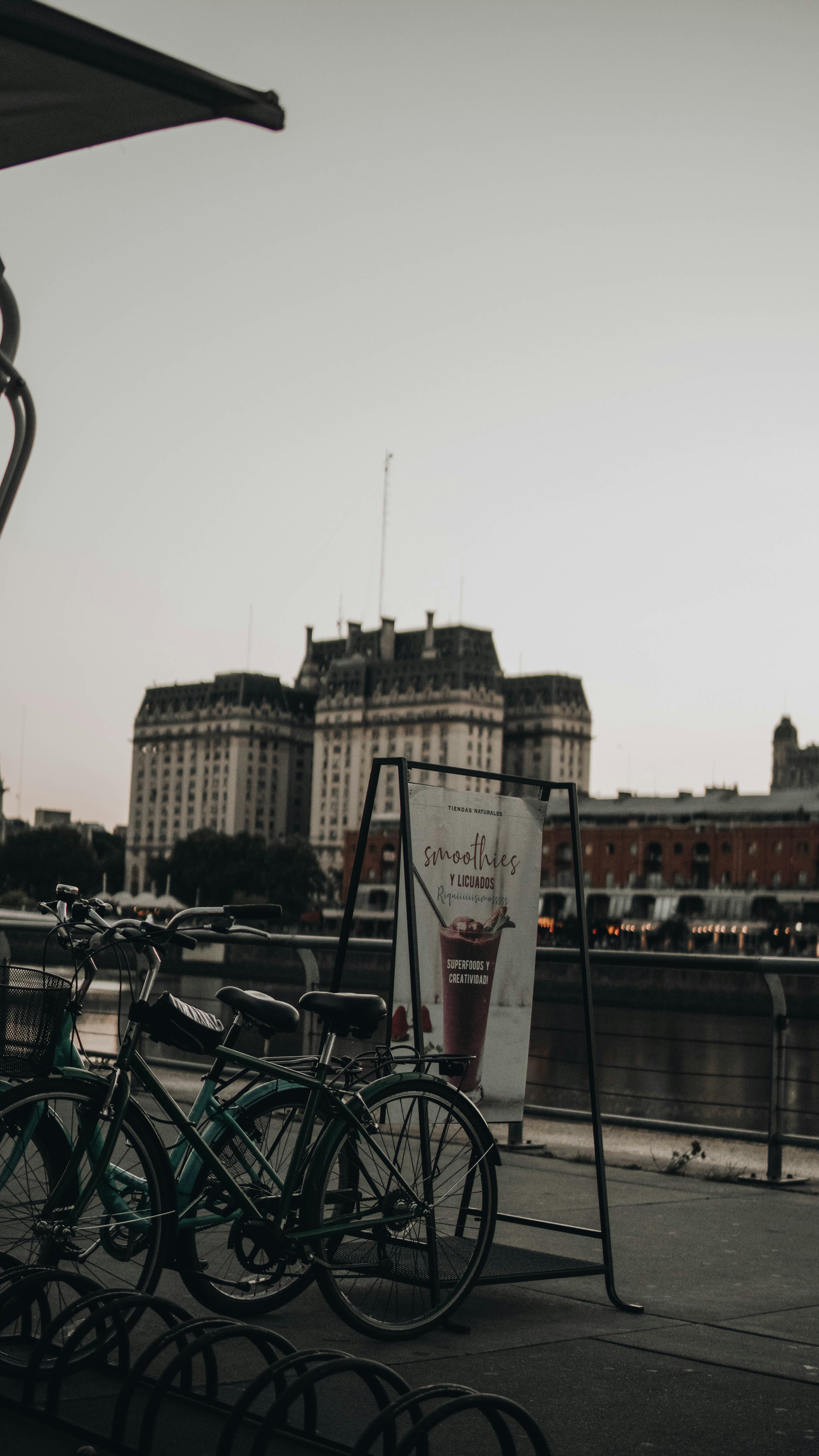 나란히 주차된 자전거 무리