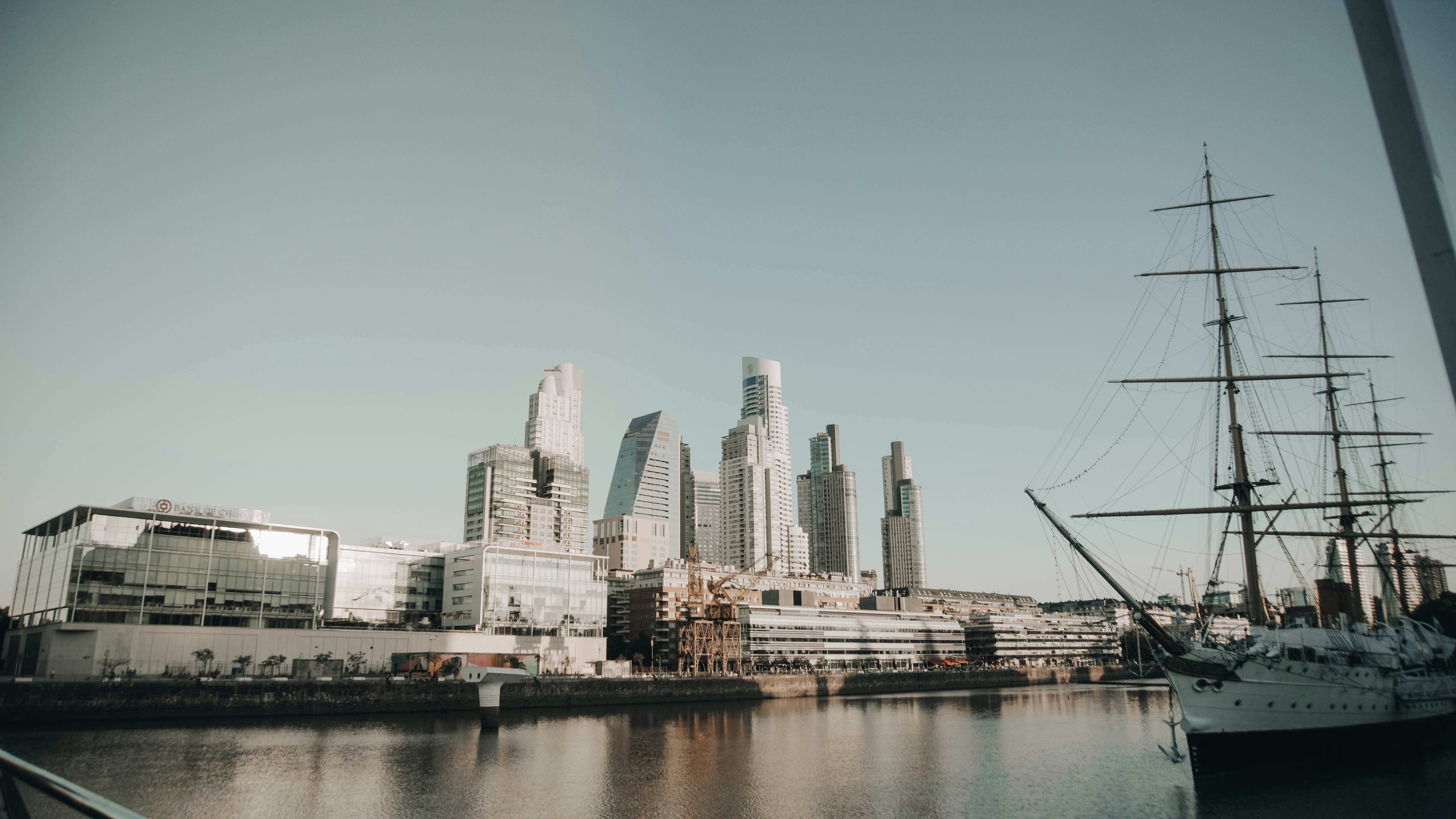 도시를 배경으로 한 항구에 보트가 정박해 있다