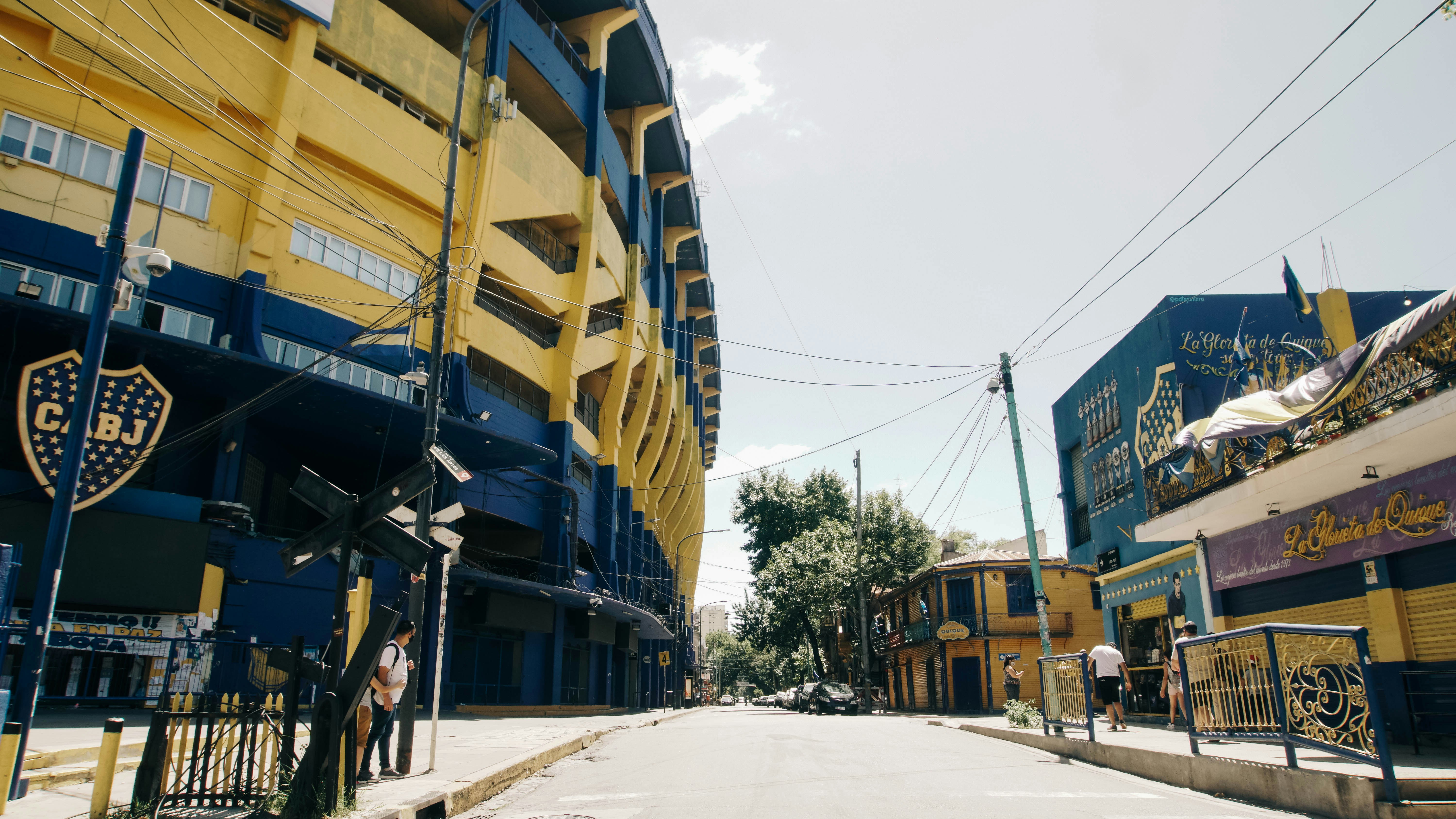 고층 건물들이 나란히 늘어선 도시 거리