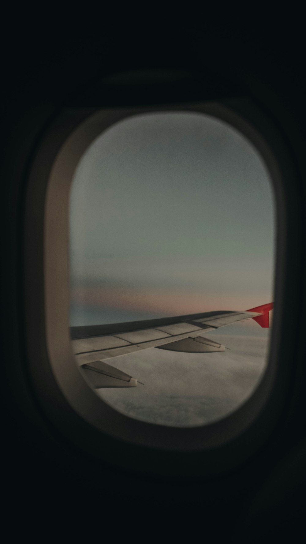 una vista dell'ala di un aeroplano attraverso una finestra