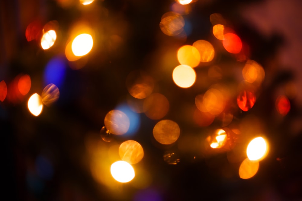 Una foto sfocata di un albero di Natale con le luci