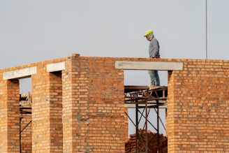 Um homem construindo paredes de alvenaria