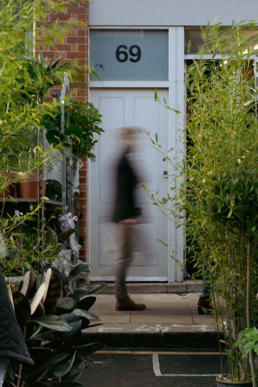Una foto sfocata di una persona che cammina davanti a una porta