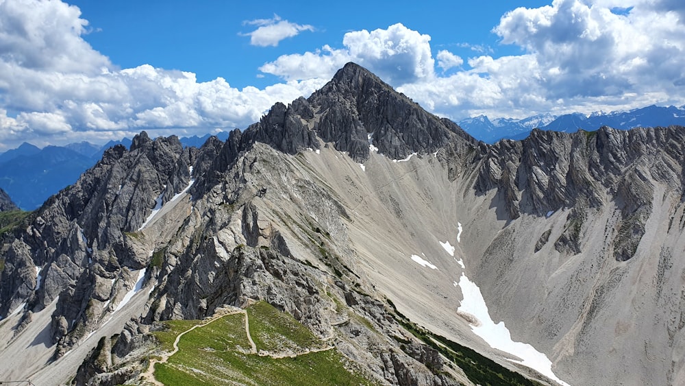 Blick auf eine Bergkette von der Spitze eines Berges