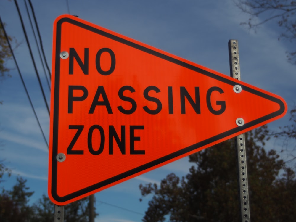 a street sign that says no passing zone