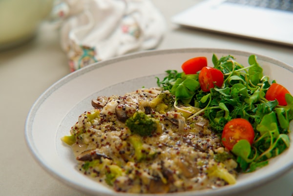 Maaltijd-bowl met quinoa en biefstukreepjes