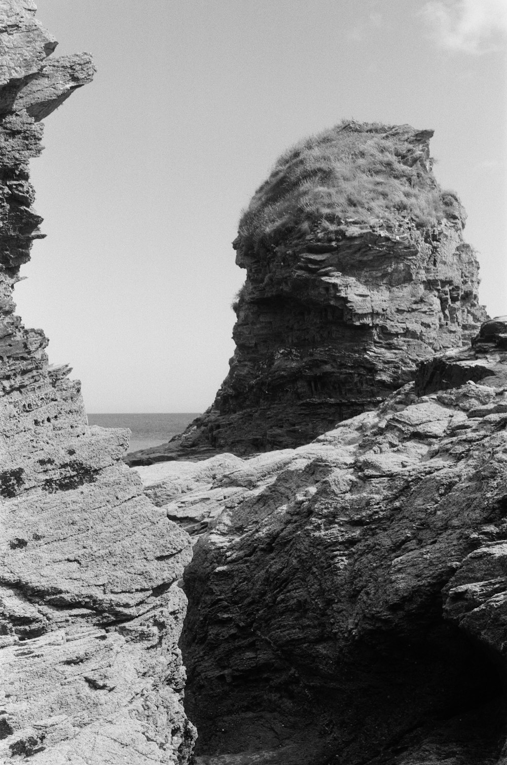 岩の露頭の白黒写真