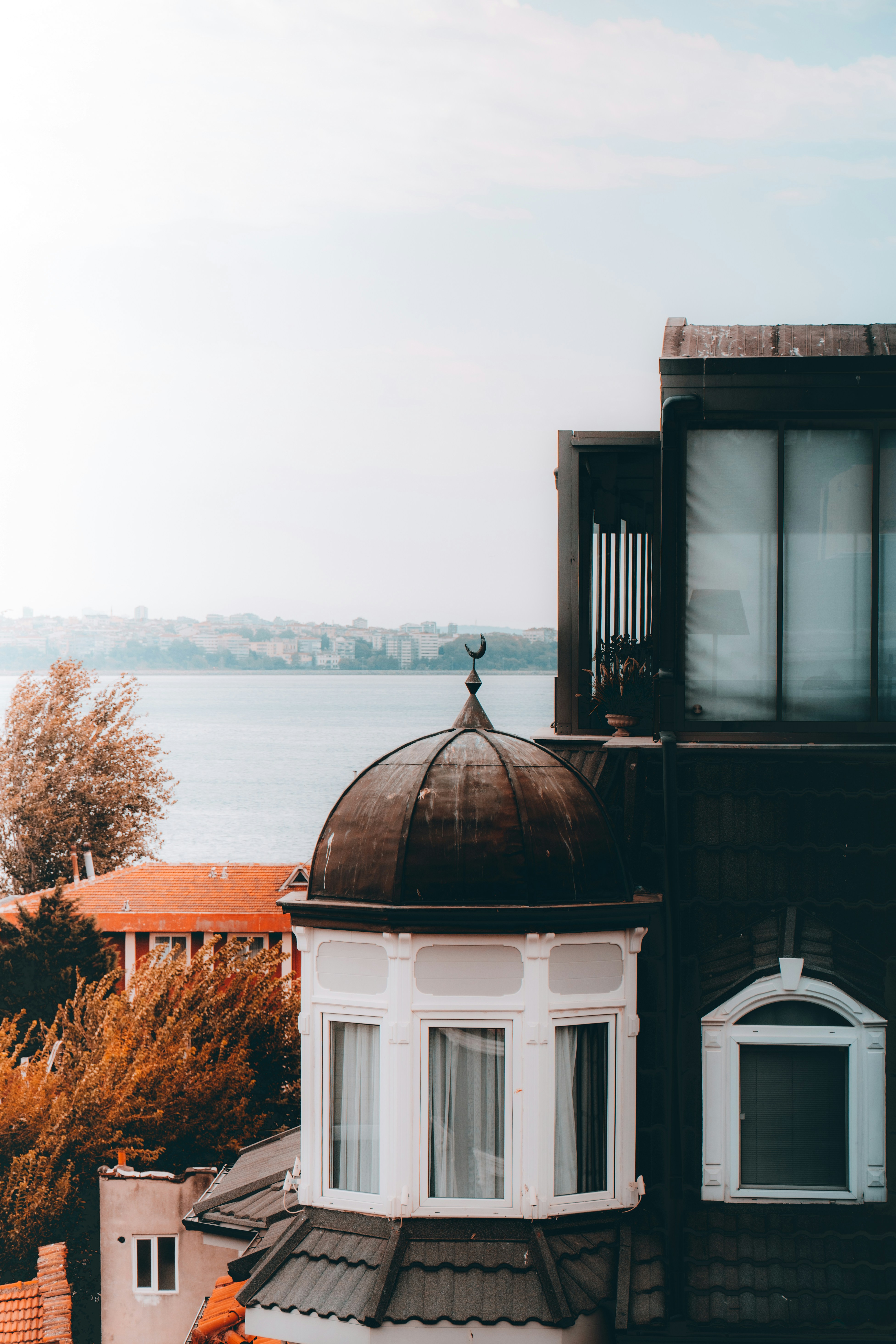 水域の隣の建物の眺め