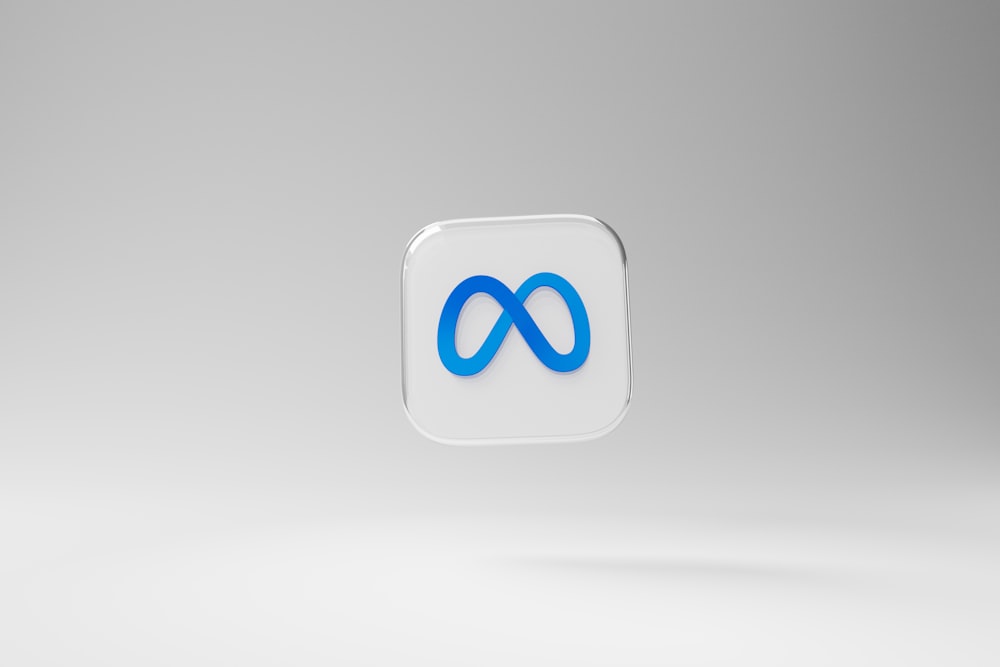 un carré blanc avec un logo bleu dessus