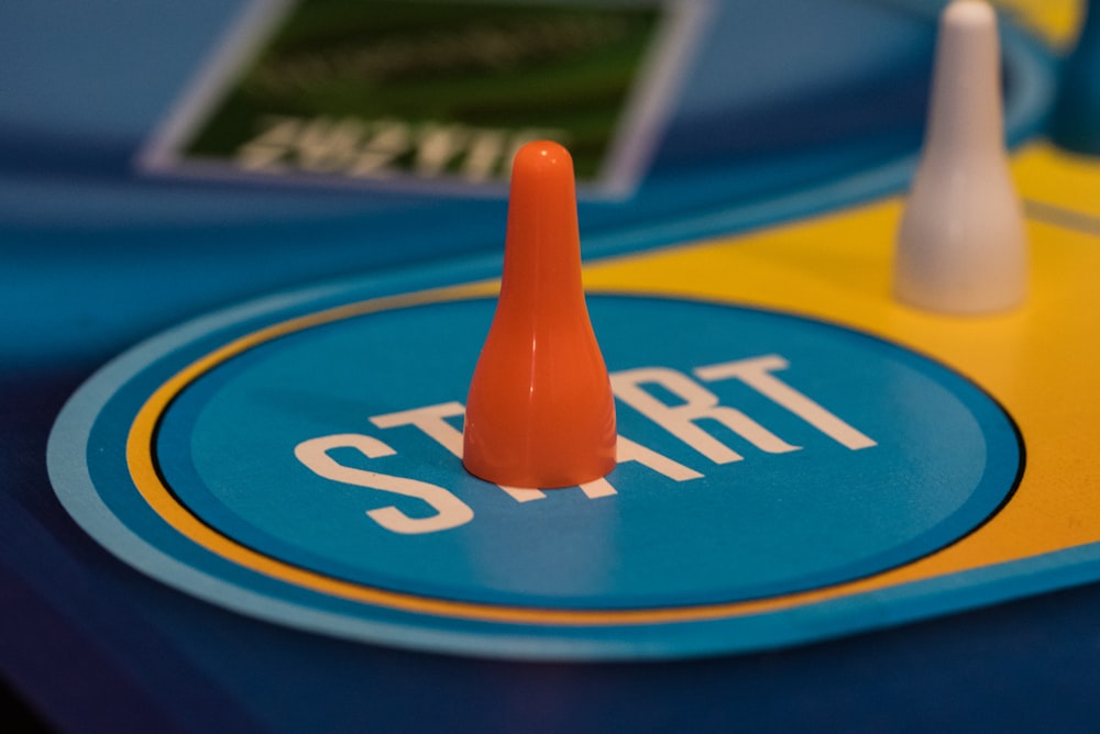 um close up de um tabuleiro de jogo com dois cones