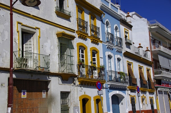 Triana, Sevilla — edificios con balcones coloridos