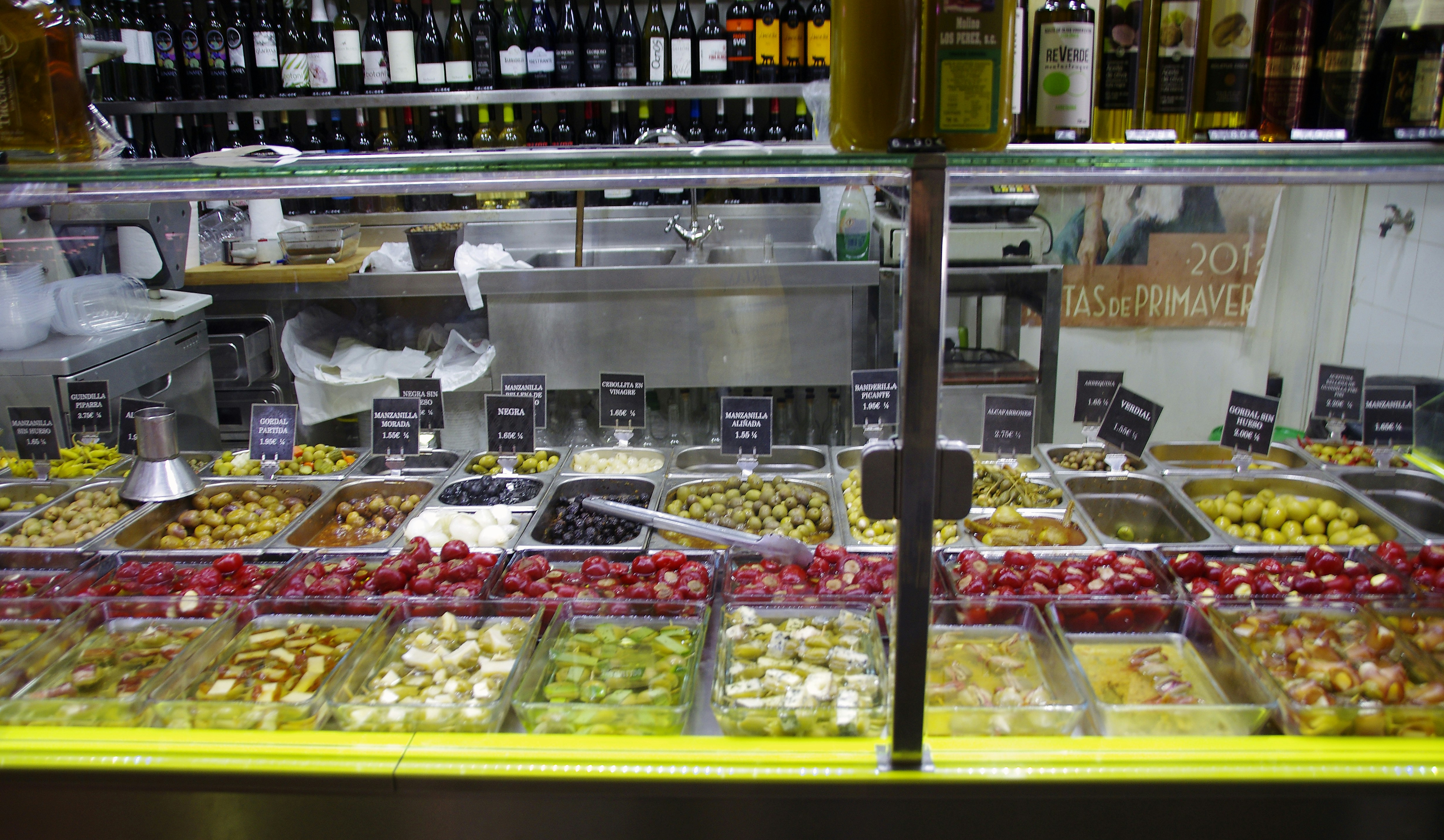 A display case in a store filled with lots of food photo – Free Sevilla ...