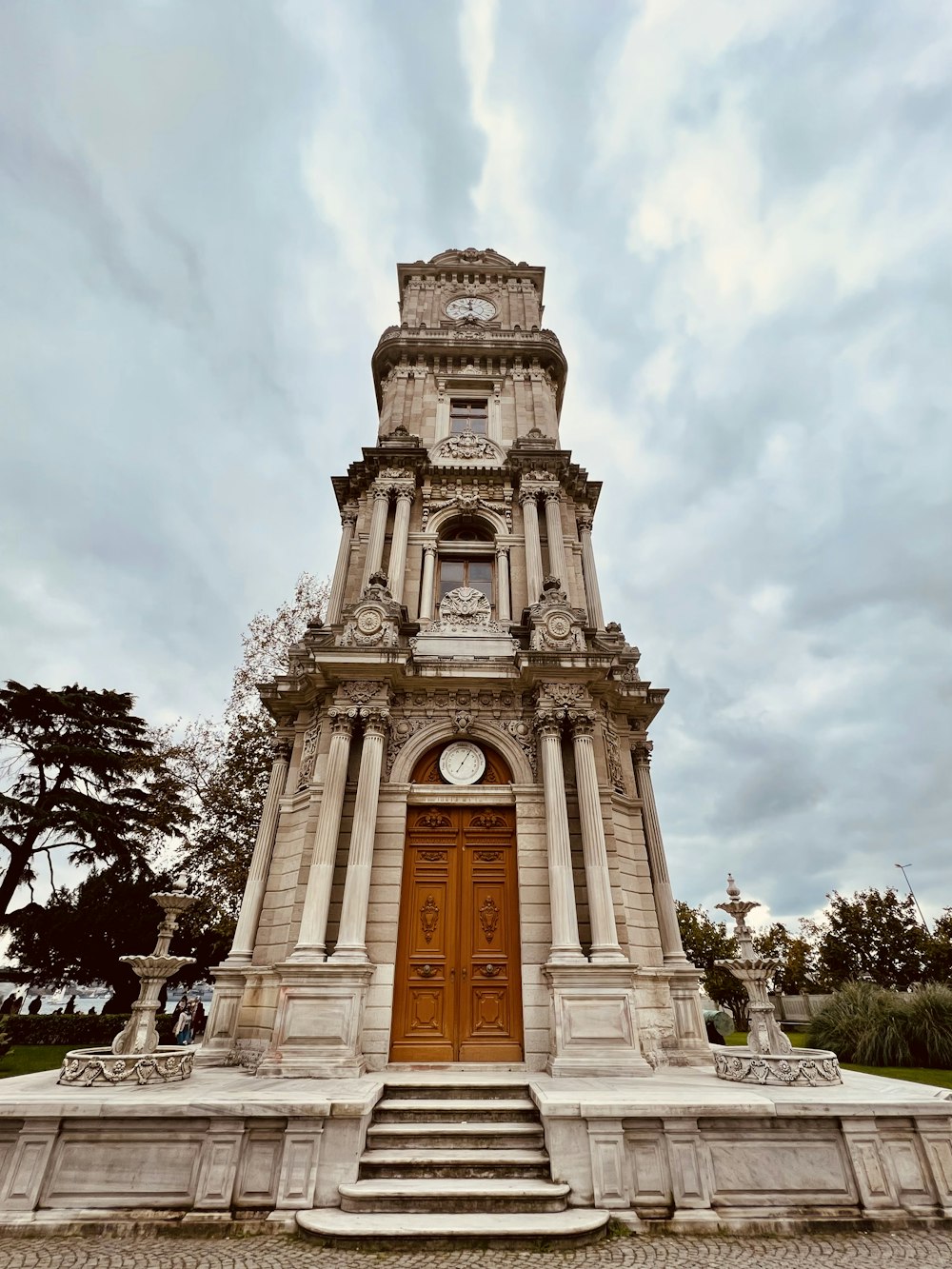 una torre alta con un reloj encima