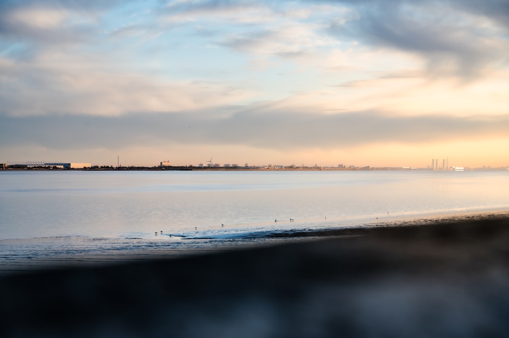 une grande étendue d’eau assise sous un ciel nuageux