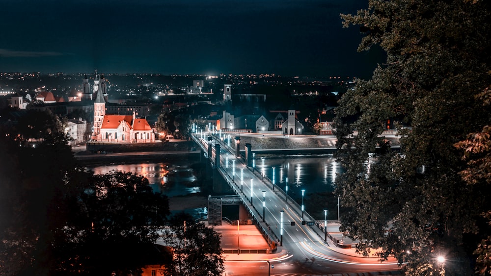 Una vista de una ciudad por la noche desde una colina