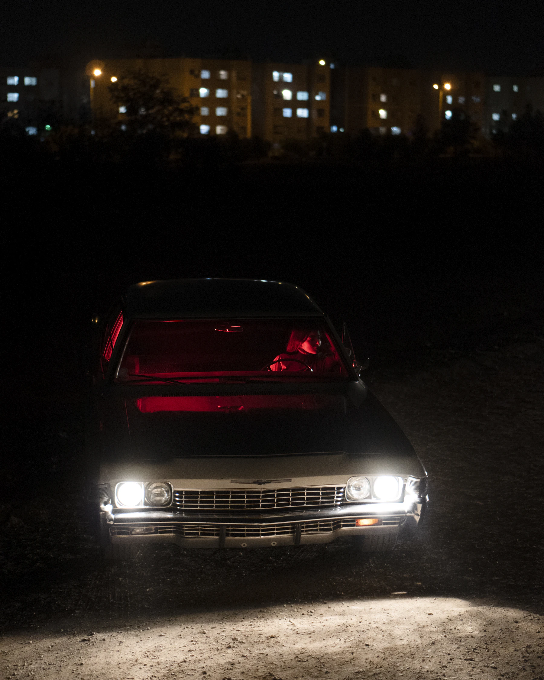 Voiture phares allumés dans l'obscurité