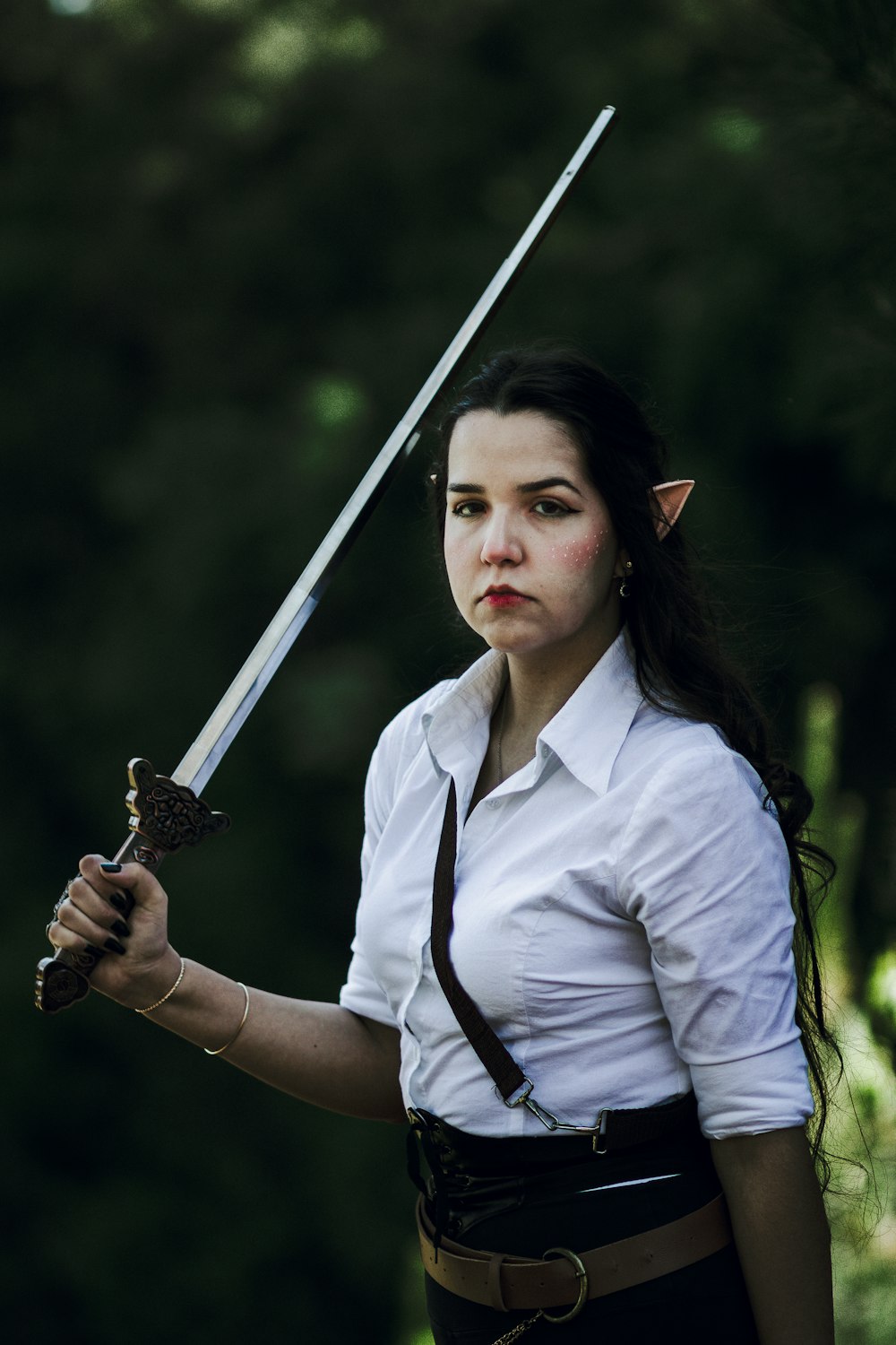 Une femme en chemise blanche tenant une épée