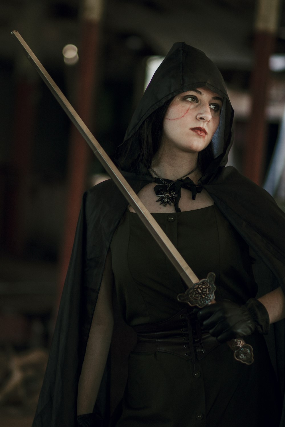 uma mulher vestida como uma freira segurando uma espada