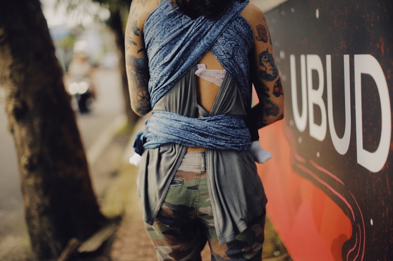 Hombre tatuado look alternativo