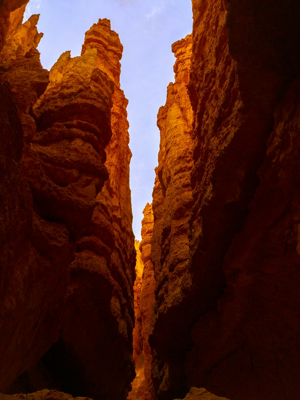 Un canyon étroit avec un ciel en arrière-plan