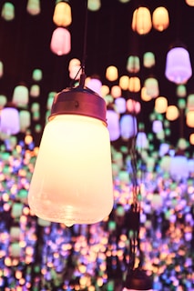 a bunch of lights hanging from a ceiling