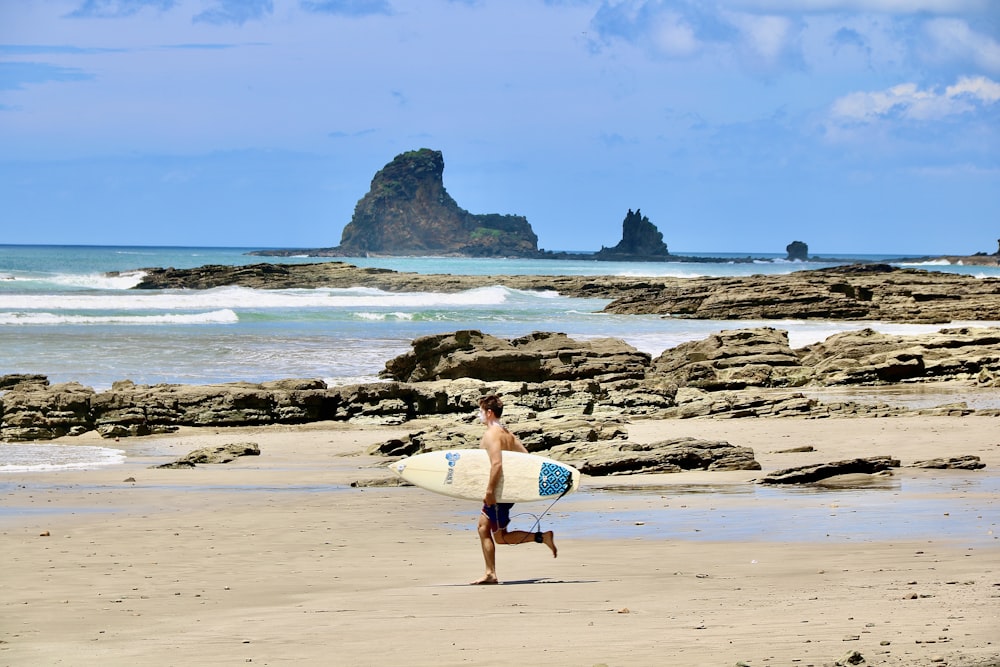 Un groupe de personnes sur une plage