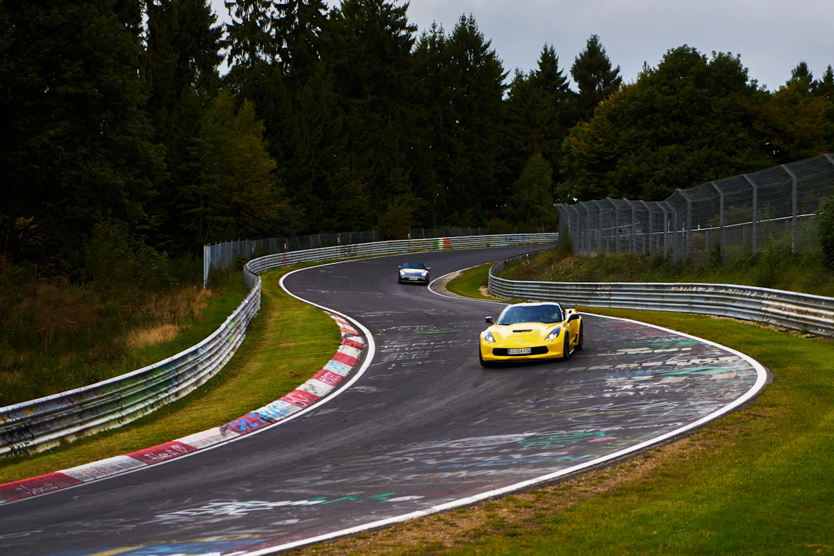Supercar gialla in pista
