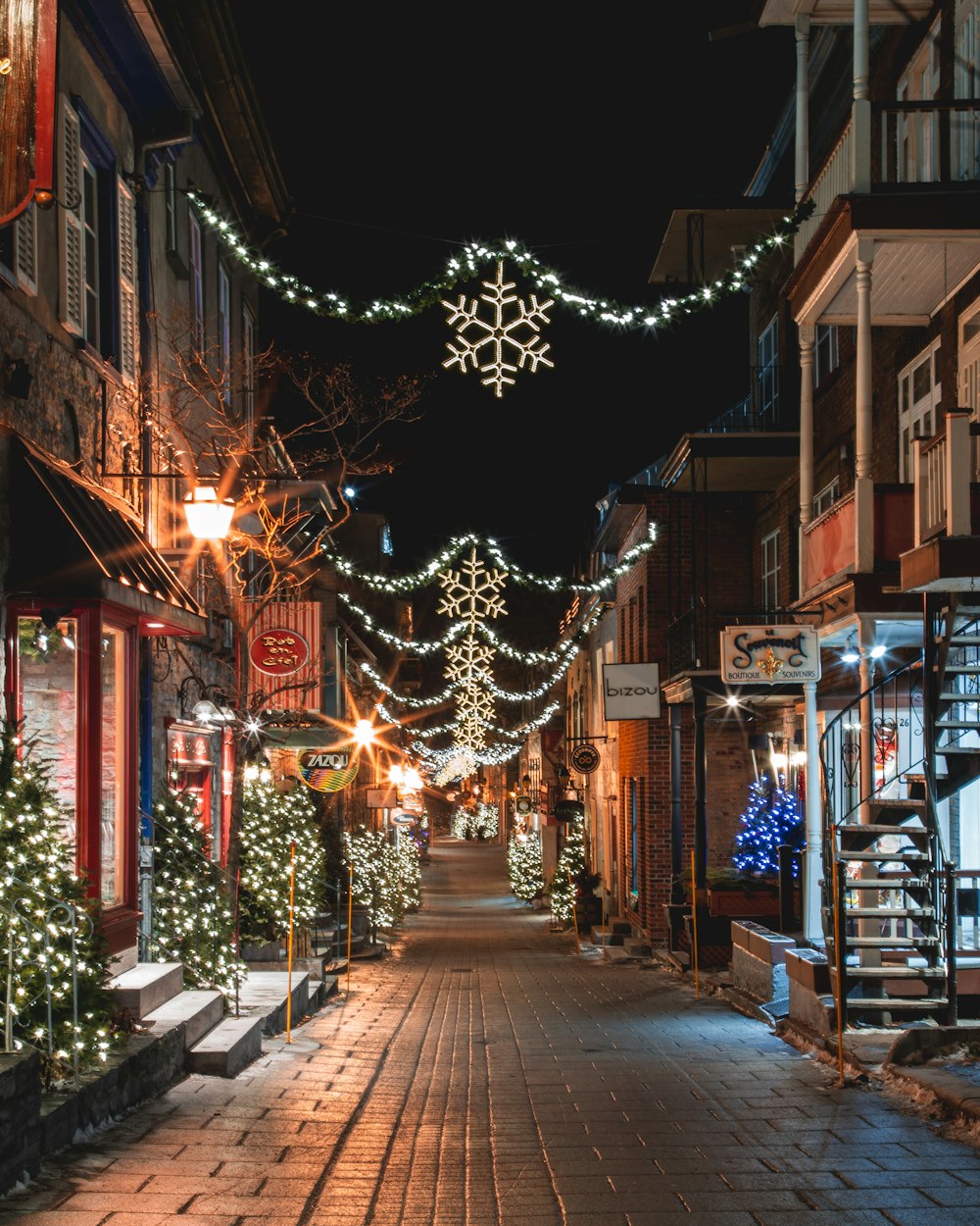 Una calle de la ciudad está decorada con luces navideñas