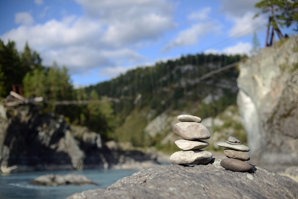 Ein Steinhaufen, der auf einem Felsen neben einem Fluss sitzt