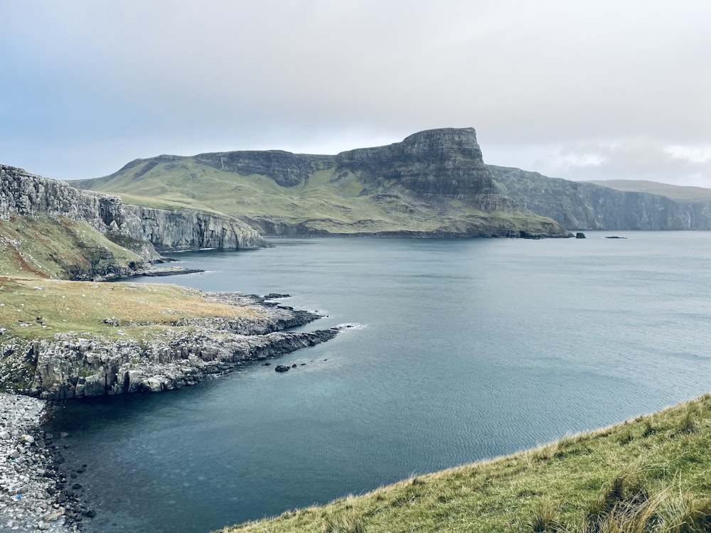 un grand plan d’eau entouré de montagnes