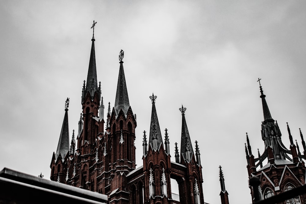 a very tall building with many spires on top of it