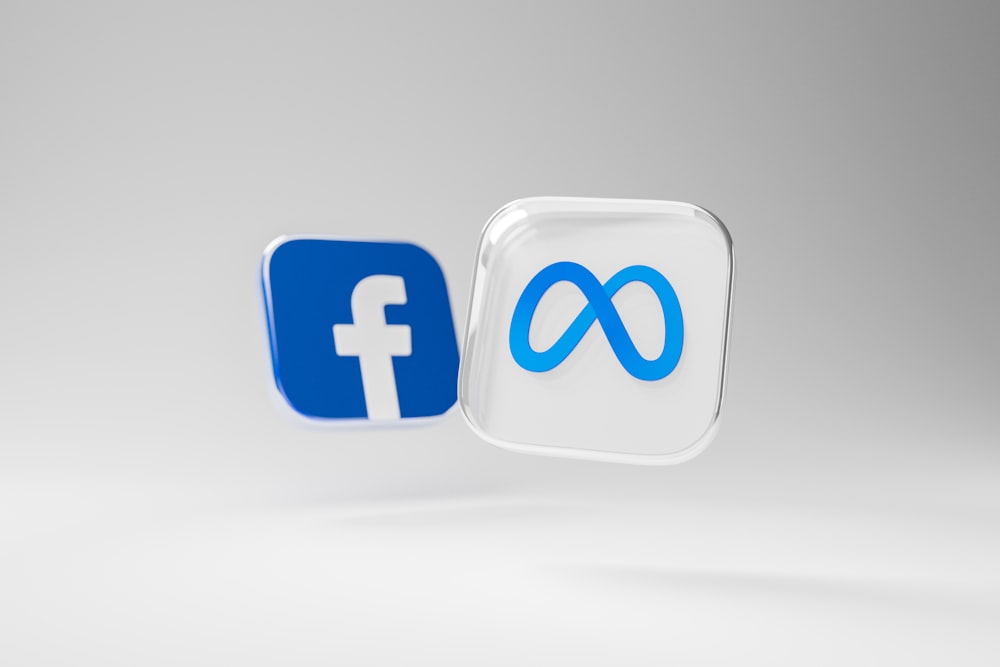 파란색과 흰색 Facebook 로고가 있는 흰색과 파란색 사각형