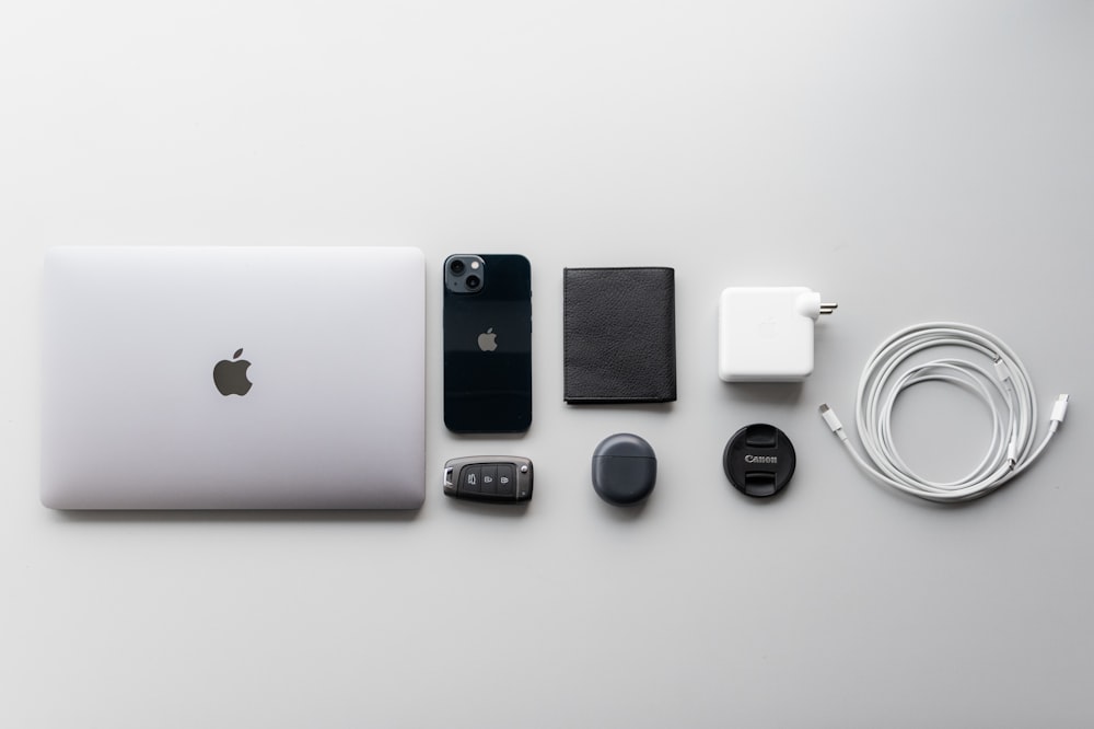 um laptop de maçã branca sentado em cima de uma mesa