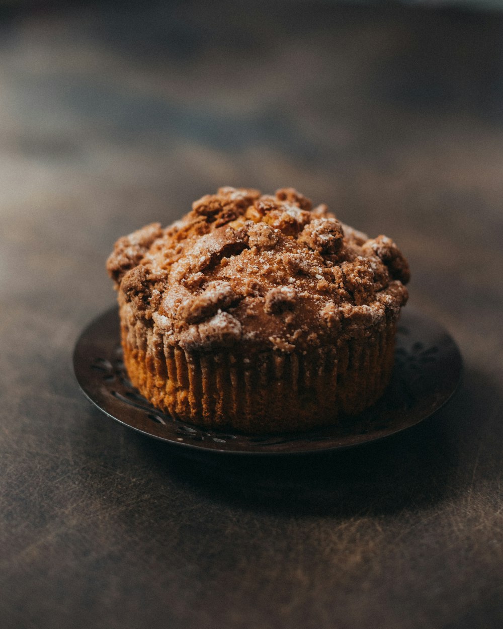un muffin seduto su un piatto su un tavolo