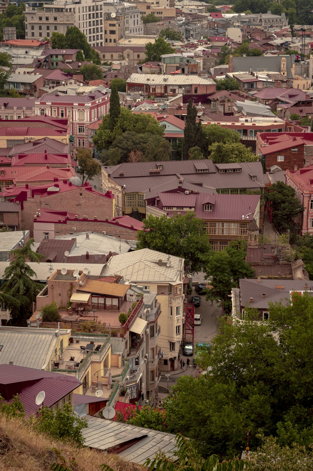 Una vista di una città con molti edifici